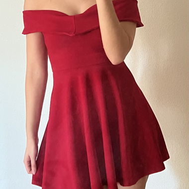 Miniabito rosso scollato sulle spalle