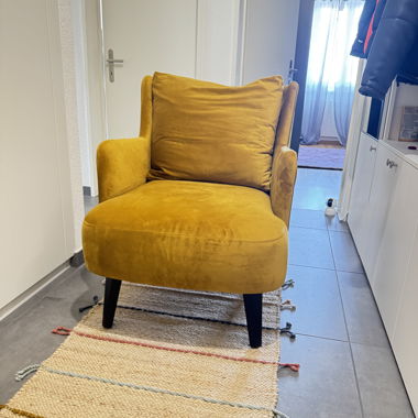 Poltrona gialla in velluto