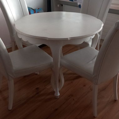 Weisser Esstisch mit 4 Stühlen