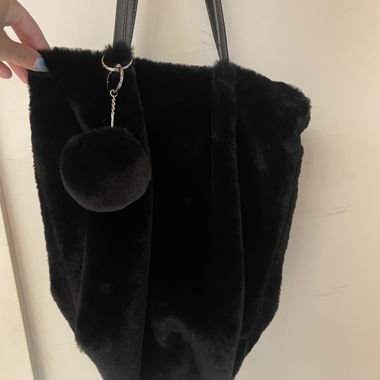 Schwarze Flausch-Tasche mit Pompon