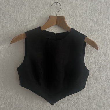 Crop top noir futuriste