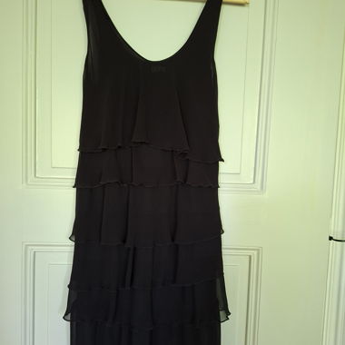 Robe noire sans manches superposée