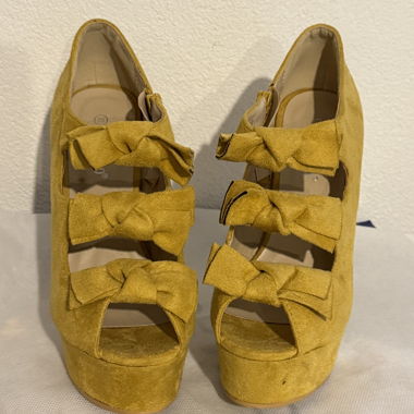 Gelbe TULIPANO-Pumps
