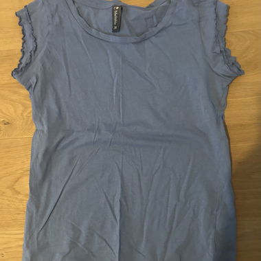Haut bleu sans manches