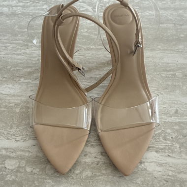 Nuovi tacchi alti beige Bershka con cinturini