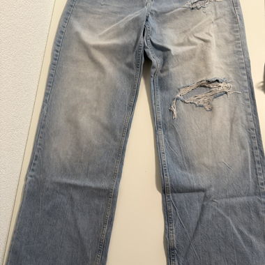 Jeans bleu claire un peu large très bonne qualité 