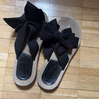 Beige sandals with black bow