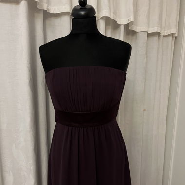 Dunkelrotes Kleid