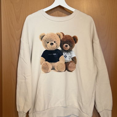cremefarbener Pulli mit Teddyaufdruck