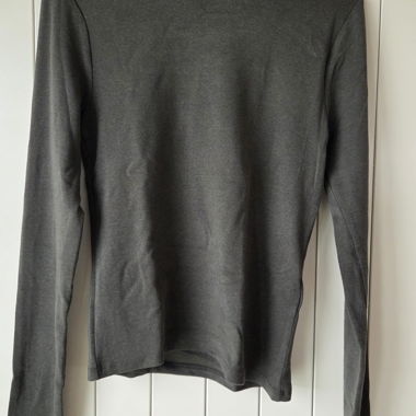 Graues Langarmshirt