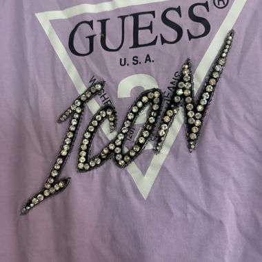 T-shirt Guess lilla con strass