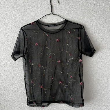 T-shirt trasparente in mesh Boohoo con ricamo