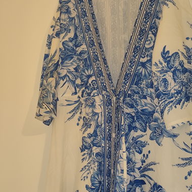 Blau-weisses Kaftan-Kleid