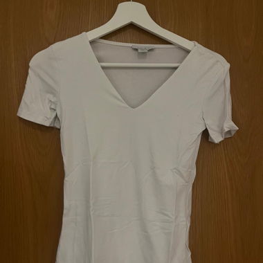 AMISU weisses V‑Ausschnitt T‑Shirt XS