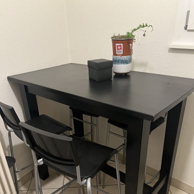 Table et 4 chaises 