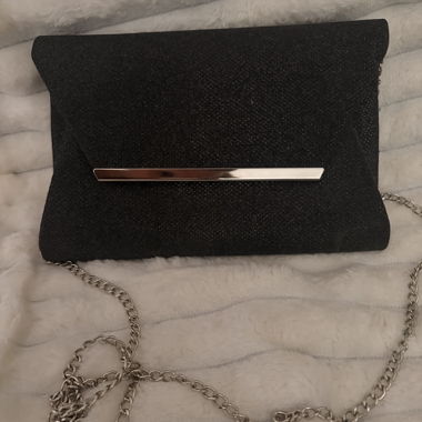 Pochette noire avec chaîne