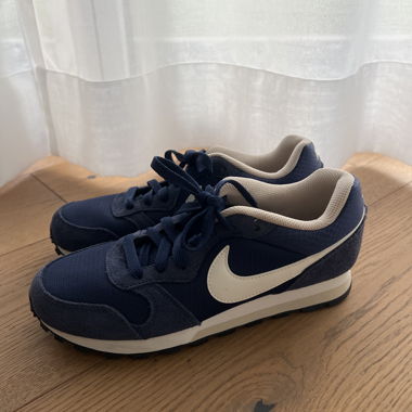 Baskets Nike T. 37,5