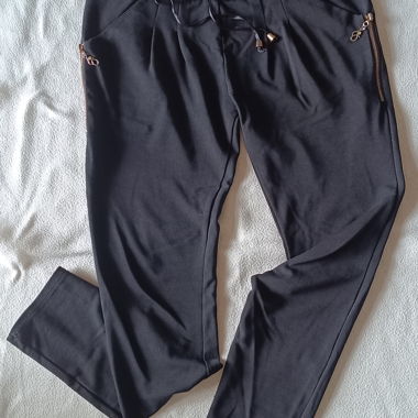 Pantaloni neri a taglio slim