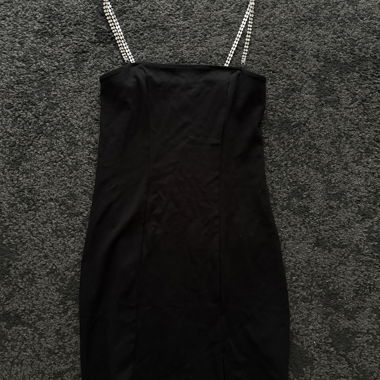Robe noire à bretelles strass