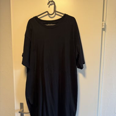 Schwarzes Shirtkleid