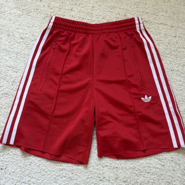 Pantaloncini sportivi Adidas rossi