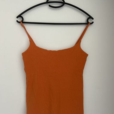 Top arancione con spalline sottili
