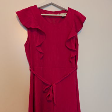 Pinkes Kleid mit Rüschen