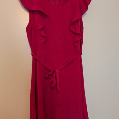 Pinkes Kleid mit Rüschen