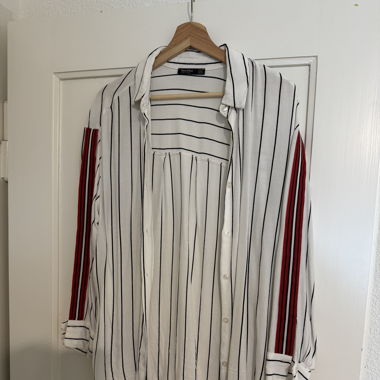 Red detail shirt