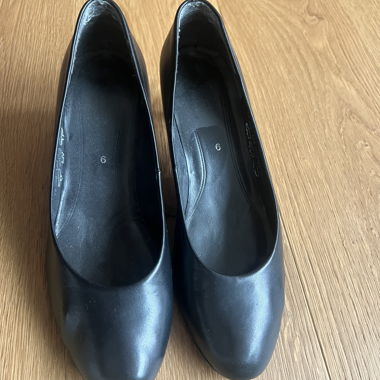 Schwarze Leder-Pumps