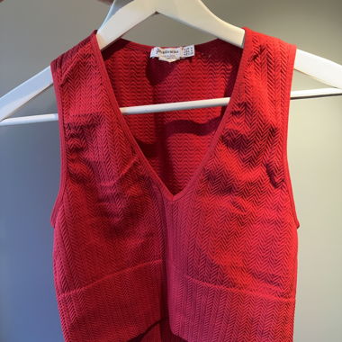 Haut tricot sans manches rouge