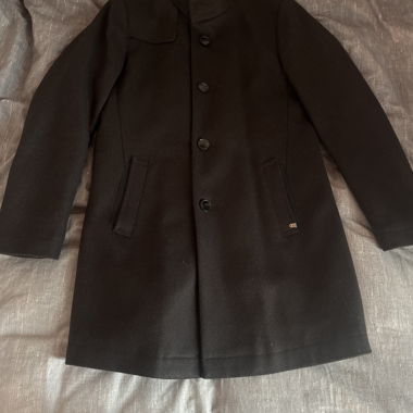 Manteau structuré en laine mélangée foncée à col montant