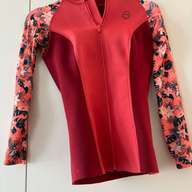 Giacca in neoprene rossa con maniche floreali
