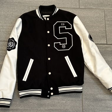 Veste de college noir et blanc