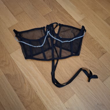 Corsetto in mesh nero con catena