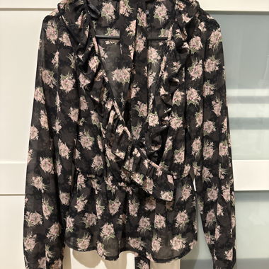 Blusa floreale con volant