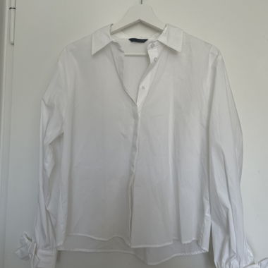 Weisse Bluse mit Schleifen