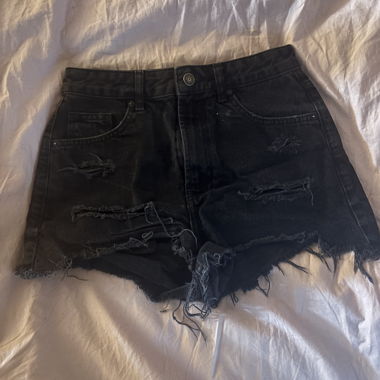 Ausgefranste schwarze Jeansshorts