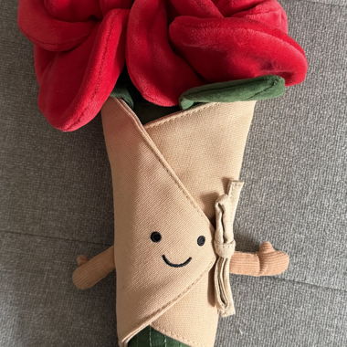 Rote Blumen-Plüschfigur
