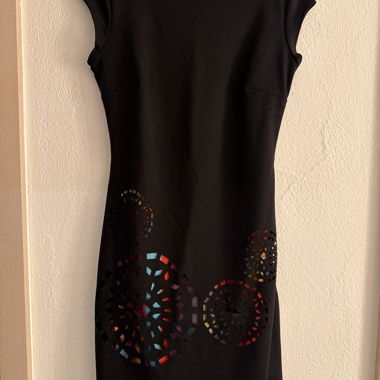 Schwarzes Kleid mit Muster