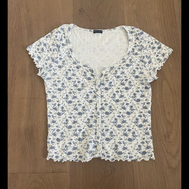 Chemisette à fleurs avec boutons