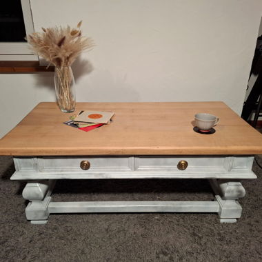 Tavolino in legno con cassetti