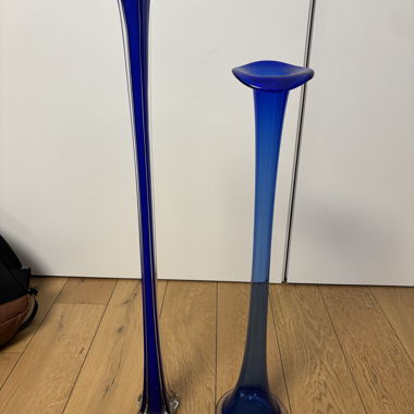 2 elegante blaue Glasvasen – Dekoration