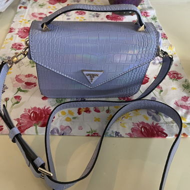 Guess mini Bag in der Farbe helllila