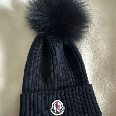 Cuffia Moncler in maglia con pompon in pelliccia