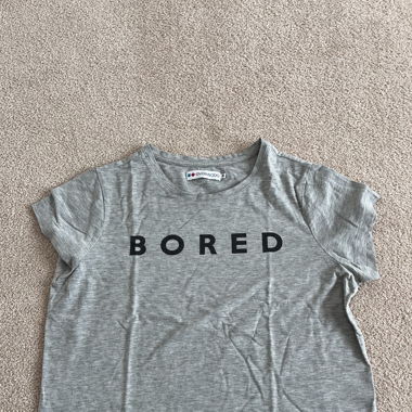 Graues „BORED“ T-Shirt