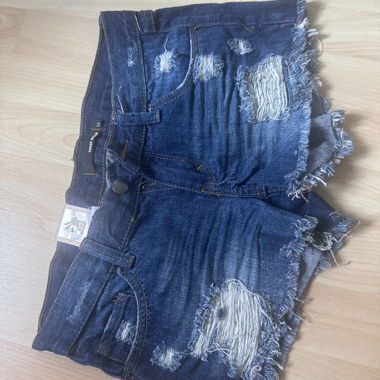 Shorts di jeans rovinati