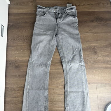 Jeans grigi con orlo sfrangiato