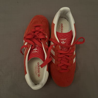 Adidas-Sneaker aus rotem Veloursleder