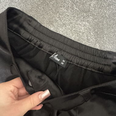 Schwarze Satin-Hose XS